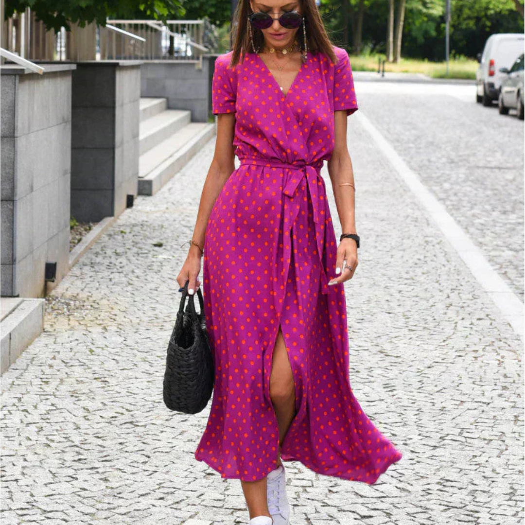 Julia - Elegant Dress with a Sweetheart Neckline and Shaping Cut