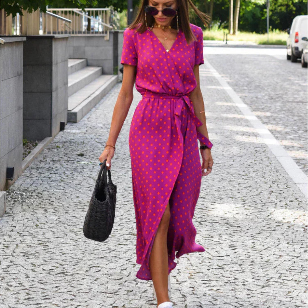 Julia - Elegant Dress with a Sweetheart Neckline and Shaping Cut
