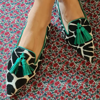 Pointed-toe moccasin with giraffe print and green tassels