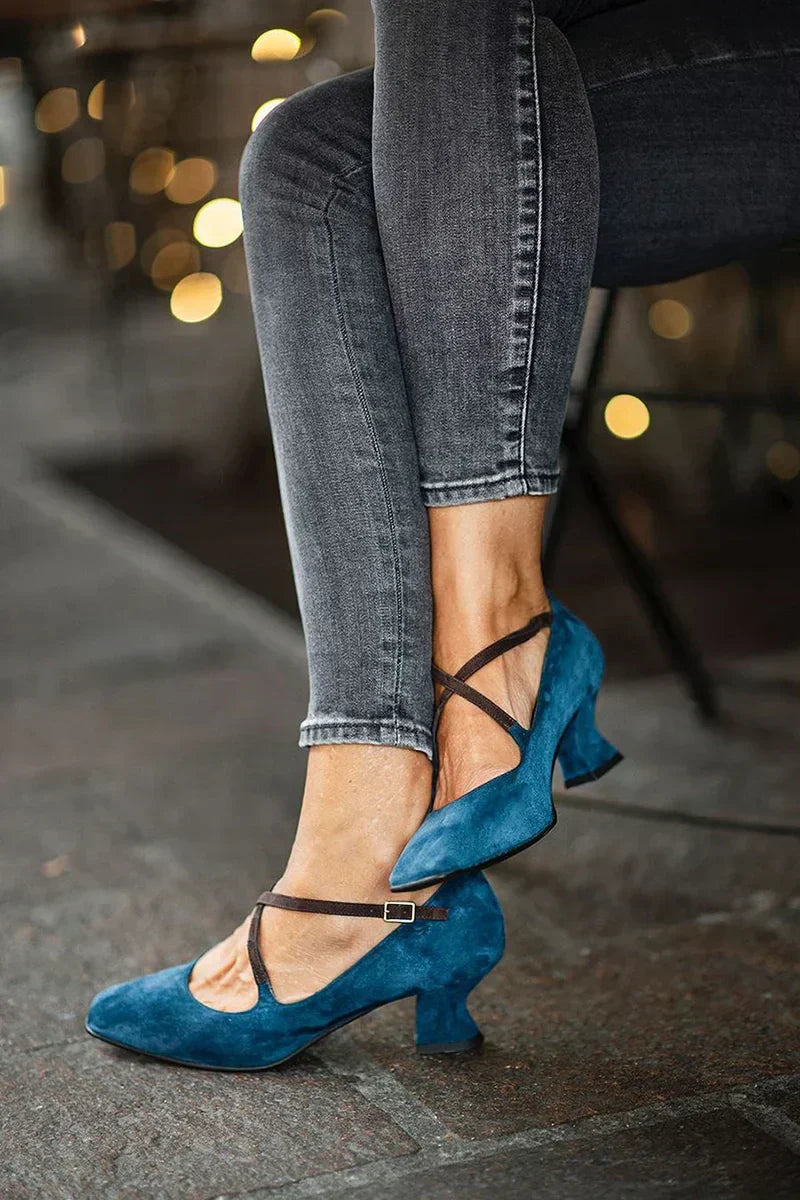 Elegant mid-heel shoes with straps