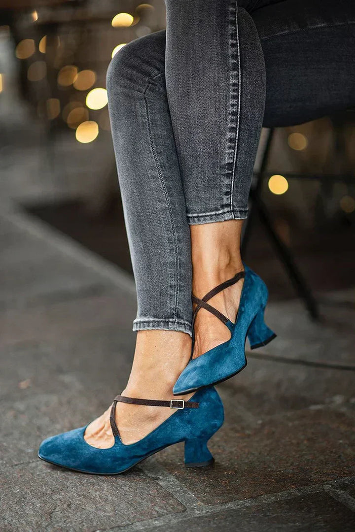 Elegant mid-heel shoes with straps